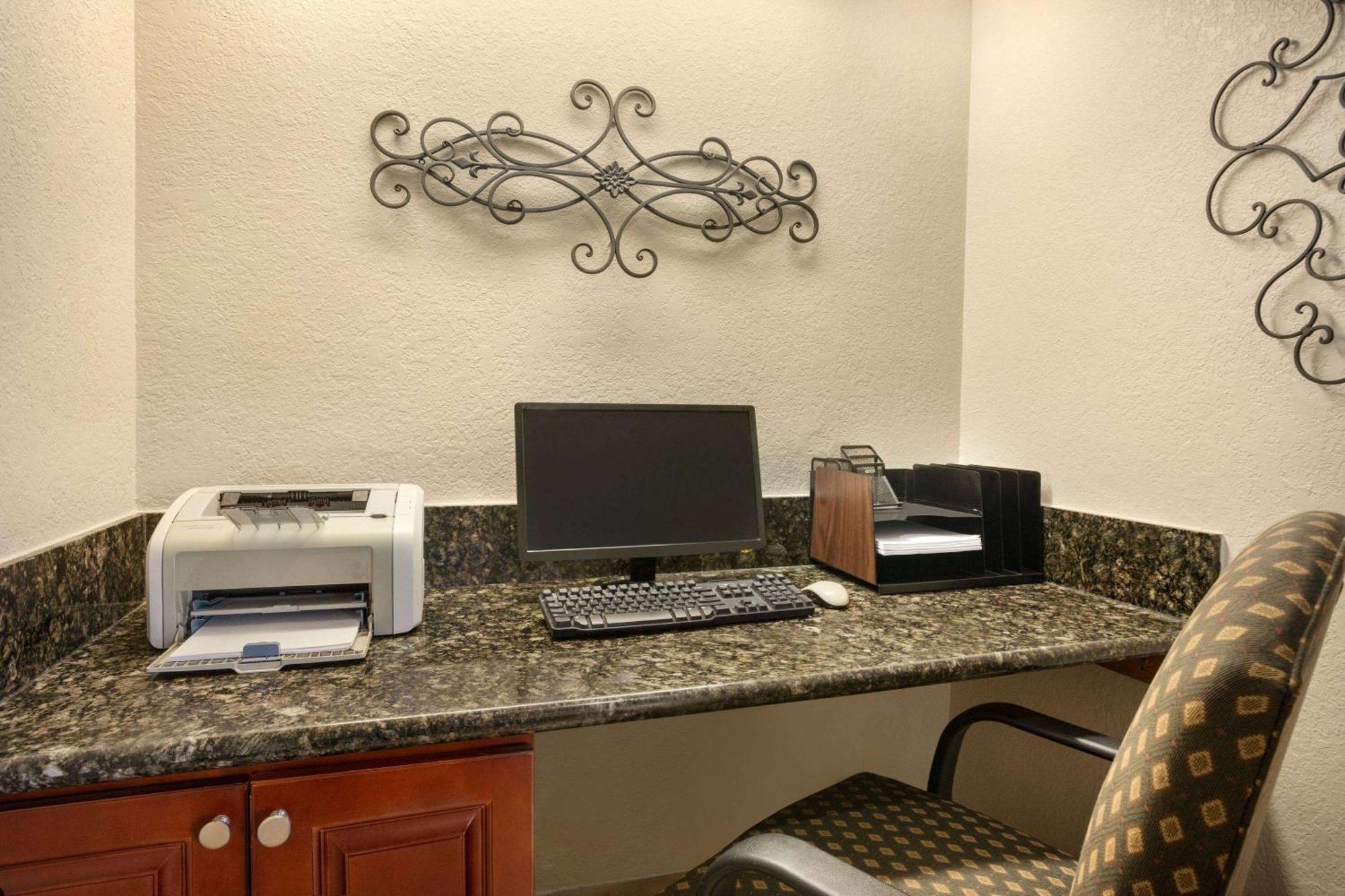 Baymont By Wyndham Kansas City Ku Medical Center Extérieur photo
