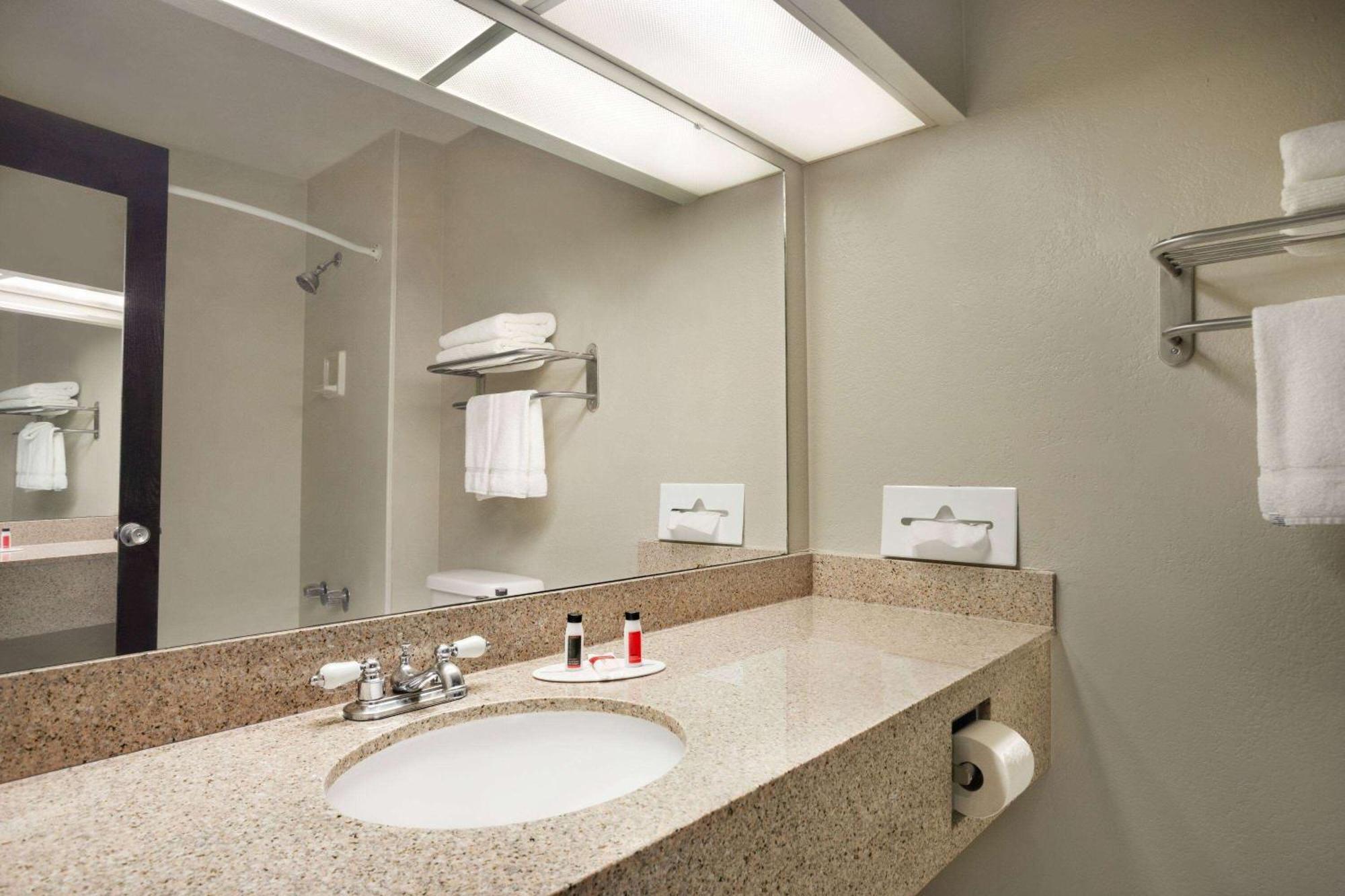 Baymont By Wyndham Kansas City Ku Medical Center Extérieur photo